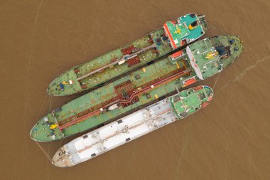 Novy Port, Yamalo-Nenetskiy Avtonomnyy Okrug, Rusya - 27 Eylül 2019: Chukotka +, Egvekinot ve Lenaneft 2033 tankerleri birbirlerine demirleyerek petrol ürünlerini aşırı yüklediler.