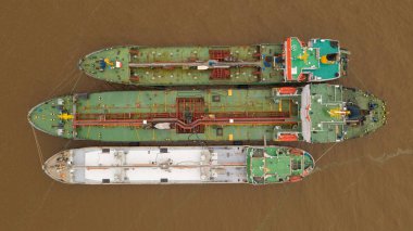 Novy Port, Yamalo-Nenetskiy Avtonomnyy Okrug, Rusya - 27 Eylül 2019: Chukotka +, Egvekinot ve Lenaneft 2033 tankerleri birbirlerine demirleyerek petrol ürünlerini aşırı yüklediler.