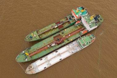 Novy Port, Yamalo-Nenetskiy Avtonomnyy Okrug, Rusya - 27 Eylül 2019: Chukotka +, Egvekinot ve Lenaneft 2033 tankerleri birbirlerine demirleyerek petrol ürünlerini aşırı yüklediler.