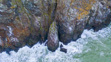 Kayalık sahilde fırtına dalgaları var..