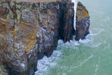Kayalık sahilde fırtına dalgaları var..