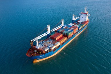 Provideniya, Chukotski bölgesi, Rusya - 23 Ekim 2019: Tambei hangar gemisi demirli. Rusya 'nın kuzey bölgelerine mal teslimatı. Su taşımacılığı.