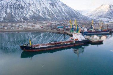 Chukotka + tankeri Egvekinot rıhtımında duruyor..