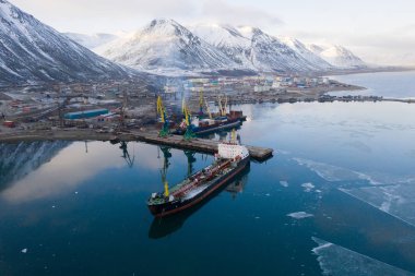 Chukotka + tankeri Egvekinot rıhtımında duruyor..