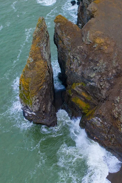 Ondas de tempestade correm na costa rochosa . — Fotografia de Stock