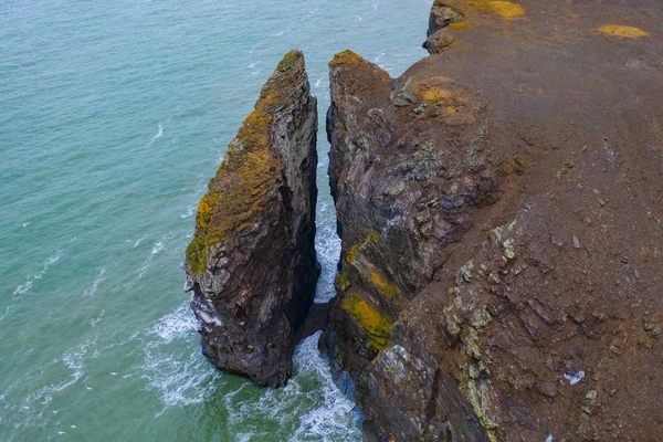 Ondas de tempestade correm na costa rochosa . — Fotografia de Stock