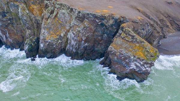 Storm waves run on the rocky coast. — 스톡 사진