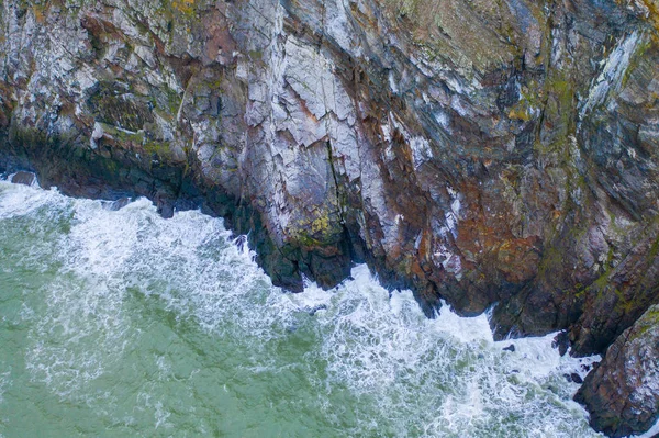 岩の多い海岸に嵐の波が走り. — ストック写真