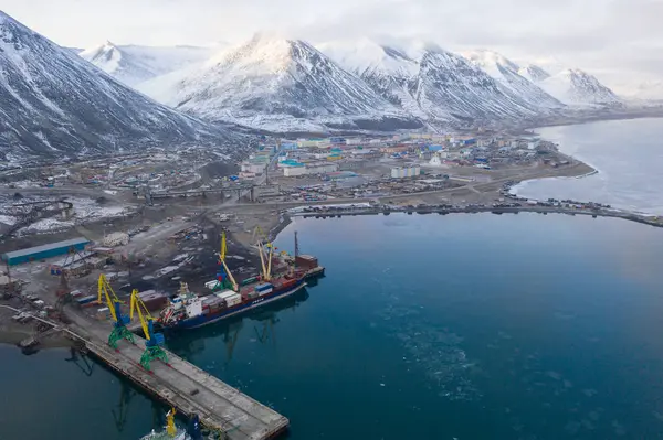 La vue de dessus sur la colonie et le port avec vraquier Amur . — Photo