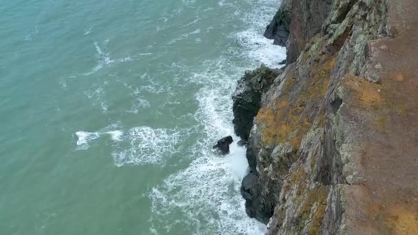 Les Vagues Tempête Brisent Contre Les Rochers Côtiers — Video