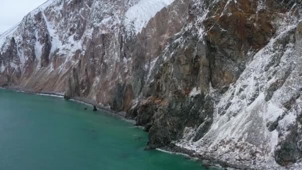 Der Blick Von Oben Auf Die Nordwestliche Felsküste Des Beringmeeres — Stockvideo