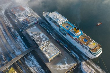 Yolcu gemisi Costa neoromantica rıhtımda duruyor.