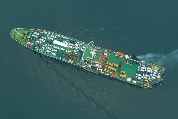 Vladivostok, Rusya - 17 Aralık 2019: Gemi Sun Rio, Vladivostok nakliye araçlarının limanında Ro-Ro Kargo Gemisi yazın.