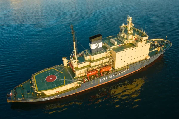 The icebreaker Kapitan Khlebnikov in the port of Vladivostok is anchored. — 스톡 사진