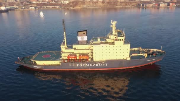 Vladivostok Rusya Aralık 2019 Vladivostok Limanındaki Buzkıran Kaptan Khlebnikov Demirledi — Stok video