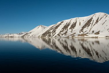 Dağlık sahil karla kaplı..