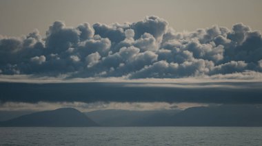 Gökyüzünde yoğun gök gürültülü bulutlar.