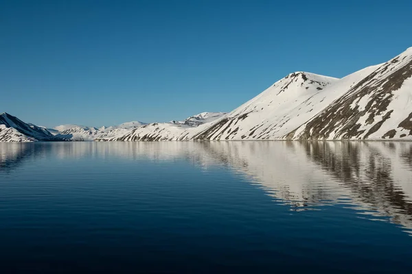 La costa montuosa del mare è coperta di neve . — Foto Stock