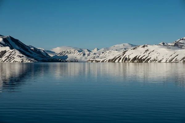 A costa montanhosa do mar está coberta de neve . — Fotografia de Stock