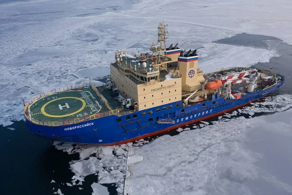 Buzkıran Novorossiysk Bir buz sahasında yüzüyor.