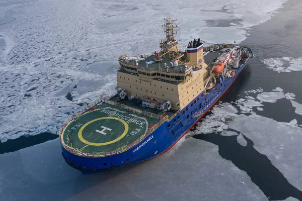 Buzkıran Novorossiysk Bir buz sahasında yüzüyor.