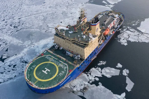 Eisbrecher Noworossijsk treibt auf einem Eisfeld. — Stockfoto