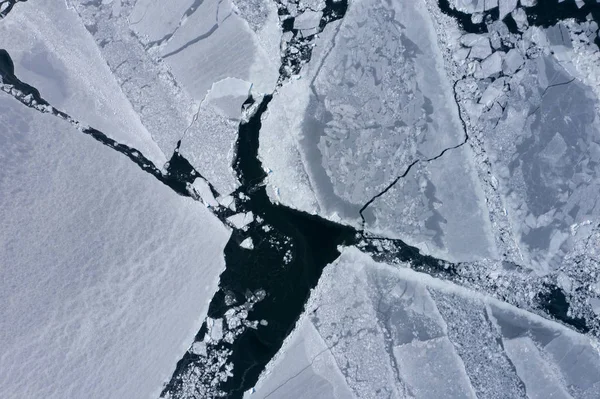 亀裂や峡谷と壊れた海の氷. — ストック写真
