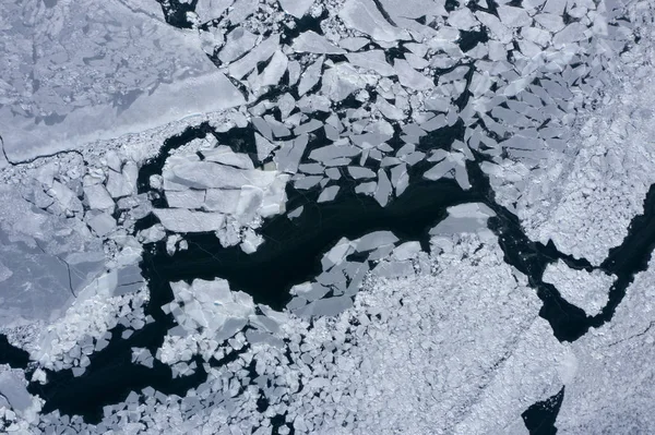 Hielo marino roto con grietas y barrancos . — Foto de Stock