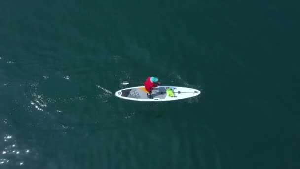 2020年5月1日 俄罗斯普利莫尔斯基地区的斯拉夫扬卡 这位运动员是一名业余赛艇选手 正在前往一个休息和训练的地方 — 图库视频影像