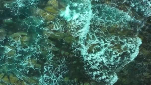 Mousses des vagues de mer sur les pierres côtières .