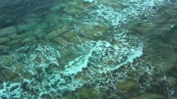 Peligros Costeros Visibles Través Una Ola Mar Corriendo Espuma — Vídeo de stock