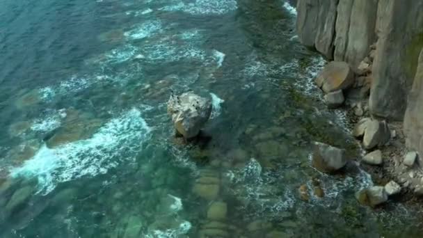 Deniz Suyuyla Kaplı Kayalıkların Kıyı Şeridi — Stok video
