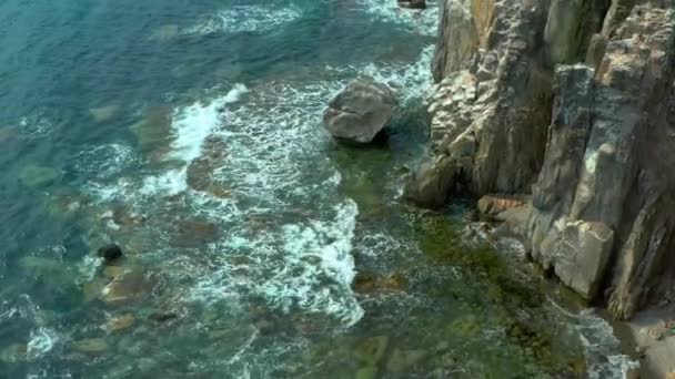 Παραλιακή Λωρίδα Των Βράχων Καλύπτεται Θαλασσινό Νερό — Αρχείο Βίντεο