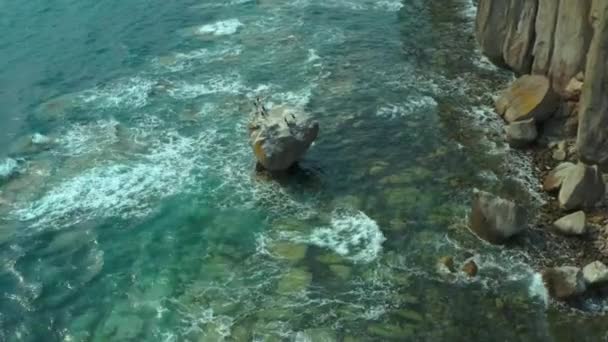 Παραλιακή Λωρίδα Των Βράχων Καλύπτεται Θαλασσινό Νερό — Αρχείο Βίντεο
