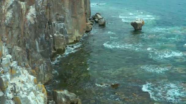 Γκρι Και Κυκλοθυμικά Παράκτια Βράχια Στα Οποία Κύμα Της Θάλασσας — Αρχείο Βίντεο