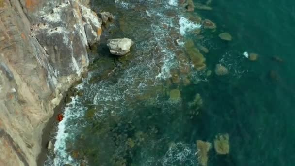 Γκρι Και Κυκλοθυμικά Παράκτια Βράχια Στα Οποία Κύμα Της Θάλασσας — Αρχείο Βίντεο