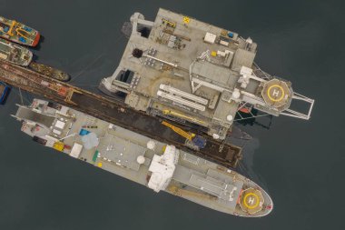 Port Slavyanka, Primorsky krai, Rusya - 16 Mayıs 2020: Uzay roketleri fırlatmak için mobil bir fırlatma platformu olan Odyssey ve Deniz Fırlatma Komuta Komuta gemisi Slavyanka limanında bulunmaktadır..