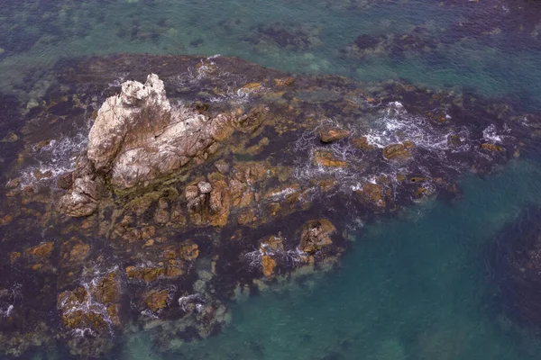 Água Mar Corre Uma Onda Pedras Costeiras Quebra Contra Eles — Fotografia de Stock