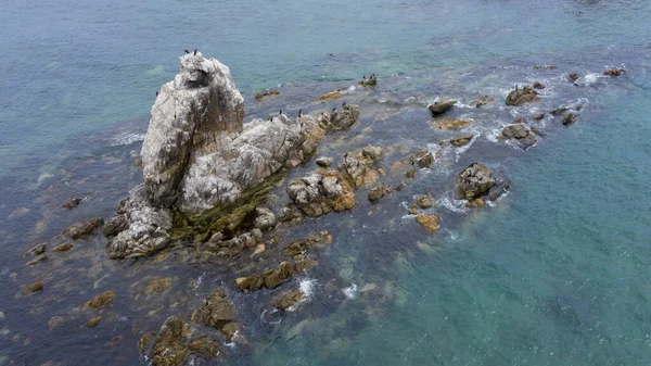 해안에 돌들에 파도가 돌들에 부딪치다 — 스톡 사진