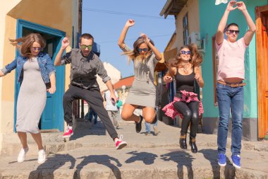 Atlama ve having fun genç neşeli grup