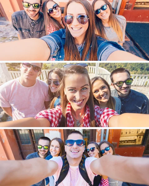 Jóvenes amigos sonriendo y tomando selfie en la ciudad —  Fotos de Stock