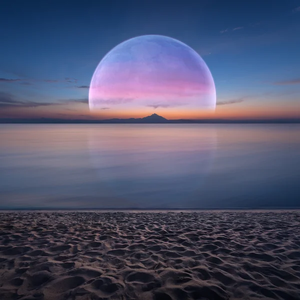 Cenário de fantasia idílica com oceano e planeta no horizonte — Fotografia de Stock