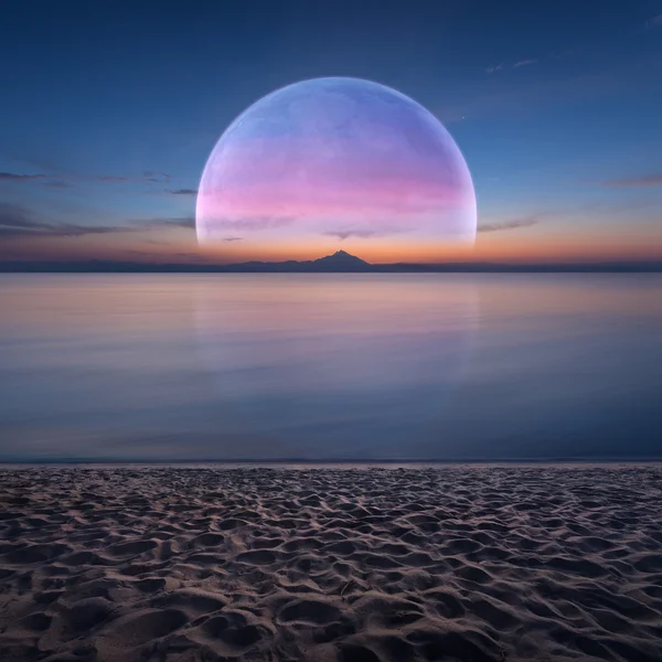 Idyllic fantasy scenery with ocean and planet on horizon — Stock fotografie