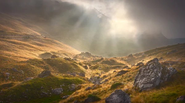 Mistige berglandschap op dramatische bewolkte ochtend — Stockfoto