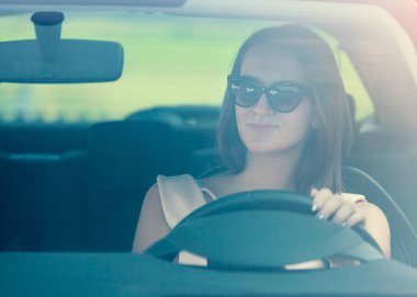 Genç güzel kadın sürüş araba