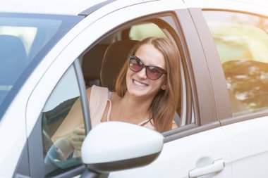 Arabadan gülümseyen genç güzel kadın