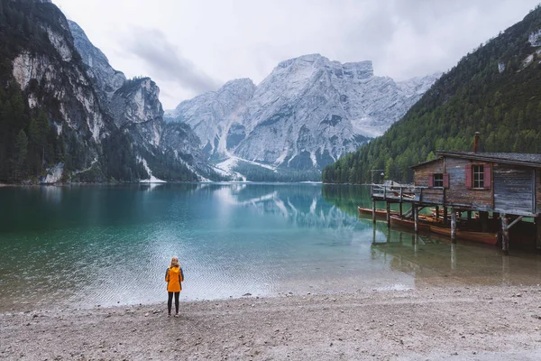 Senderista femenina de pie junto al hermoso lago de montaña — Foto de Stock