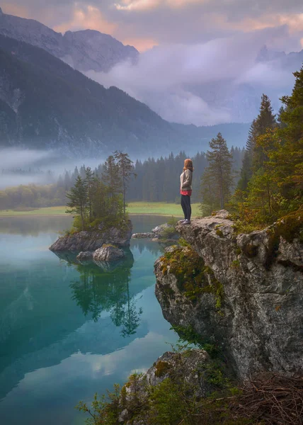 Şafakta dağ Gölü yanında duran kadın uzun yürüyüşe çıkan kimse — Stok fotoğraf