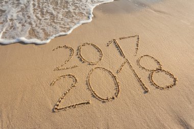 2017 ve günbatımı güneşli kumsalda 2018