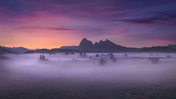 Wunderschöne Landschaft bei Sonnenuntergang in den Südtiroler Alpen — Stockfoto